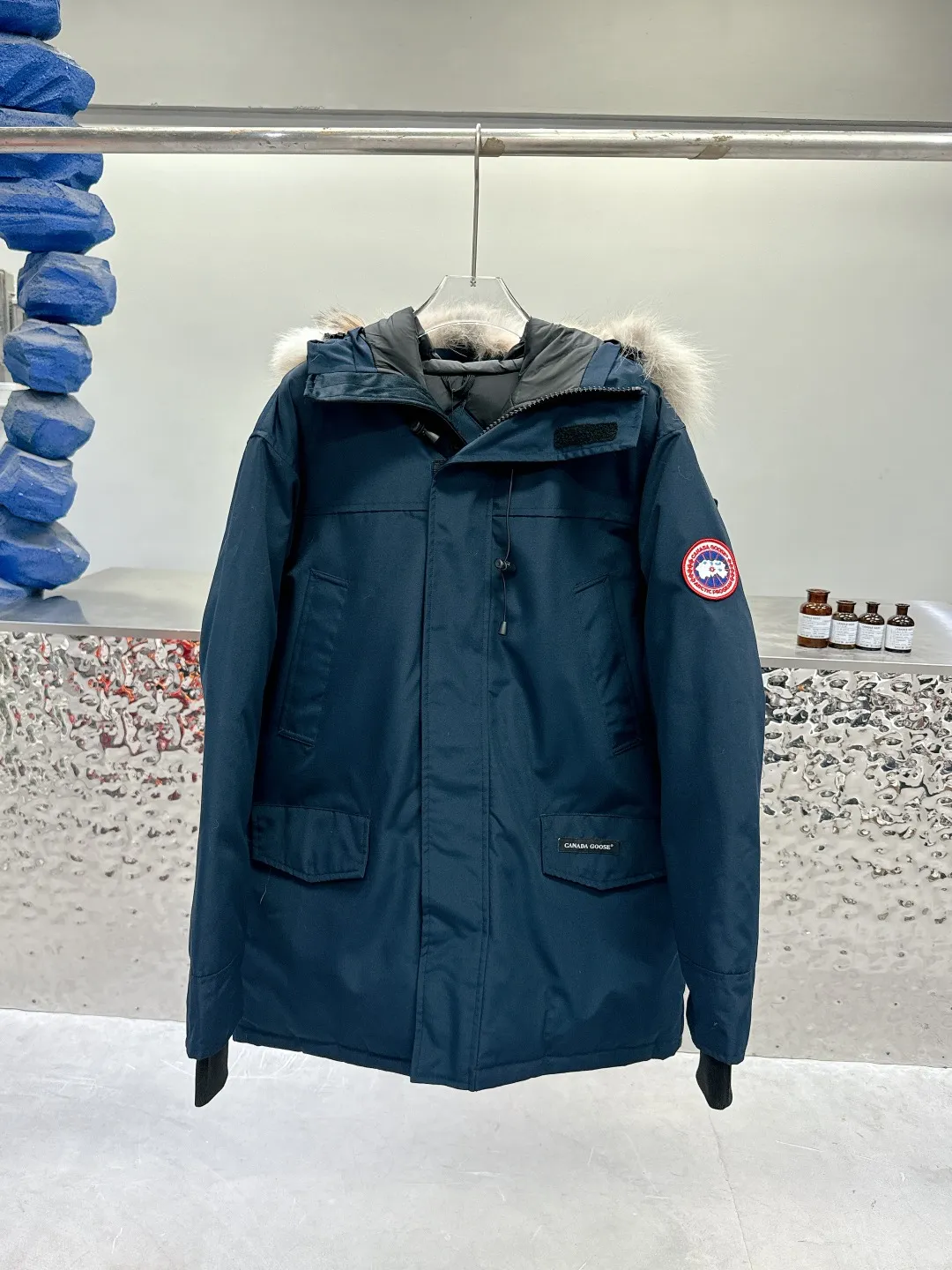 P840 Canada Goose 13 down jackets, timeless classics, same style for men and women, mid-length windbreaker jacket. Canada Goose technology waterproof fabric is wind and cold resistant and extremely warm! Plush heat storage keeps you warm and warms you up quickly! Extra large fur collar design, fine fur, smooth to the touch, comfortable and skin-friendly! Double windproof cuffs to prevent cold wind from entering! The pockets have a flap zipper design and the upper pocket is a diagonal pocket, which is convenient and practical! Canada Goose’s popularity in the past two years has greatly surpassed that of the king of down jackets, the Meng Mouth, and it is the hottest item in autumn and winter on INS! Same style for men and women, Canada Goose’s classic style! Color: Black, Off-white, Gray, Navy Size: XS S M L XL XXL